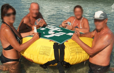 Burraco giocato in mare su una piattaforma gonfiab